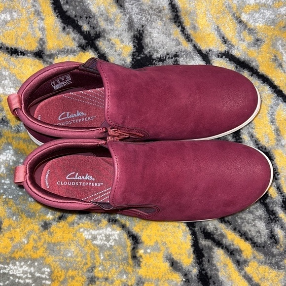 Clarks Women's burgundy Ankle Suede casual Booties Size 9.5M - Picture 2 of 4